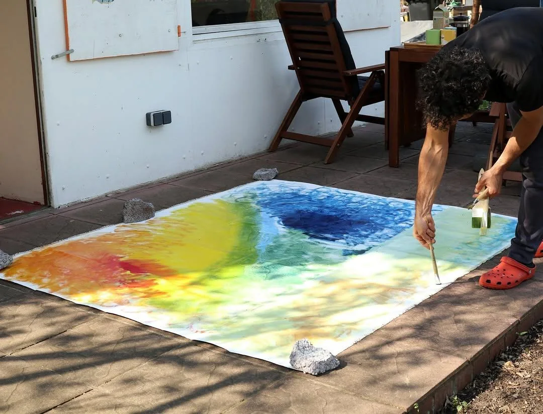 Odey Curbelo trabajando sobre una obra en proceso
