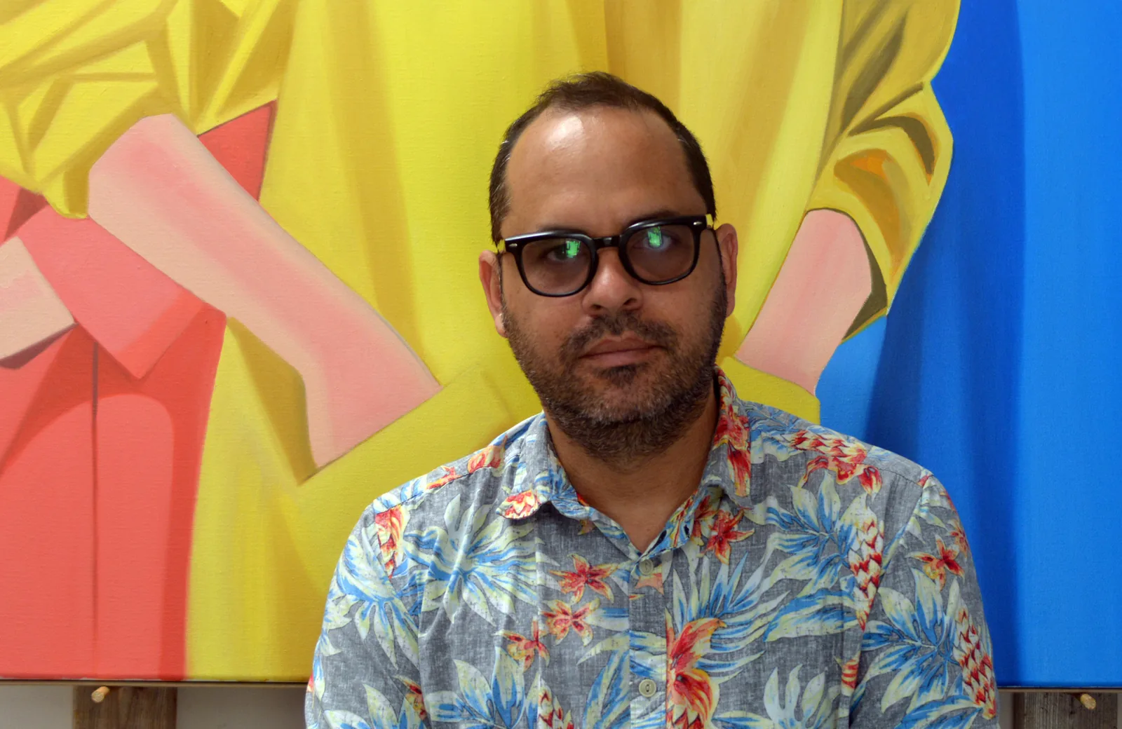 Retrato de Darwin Estacio frente a una de sus obras
