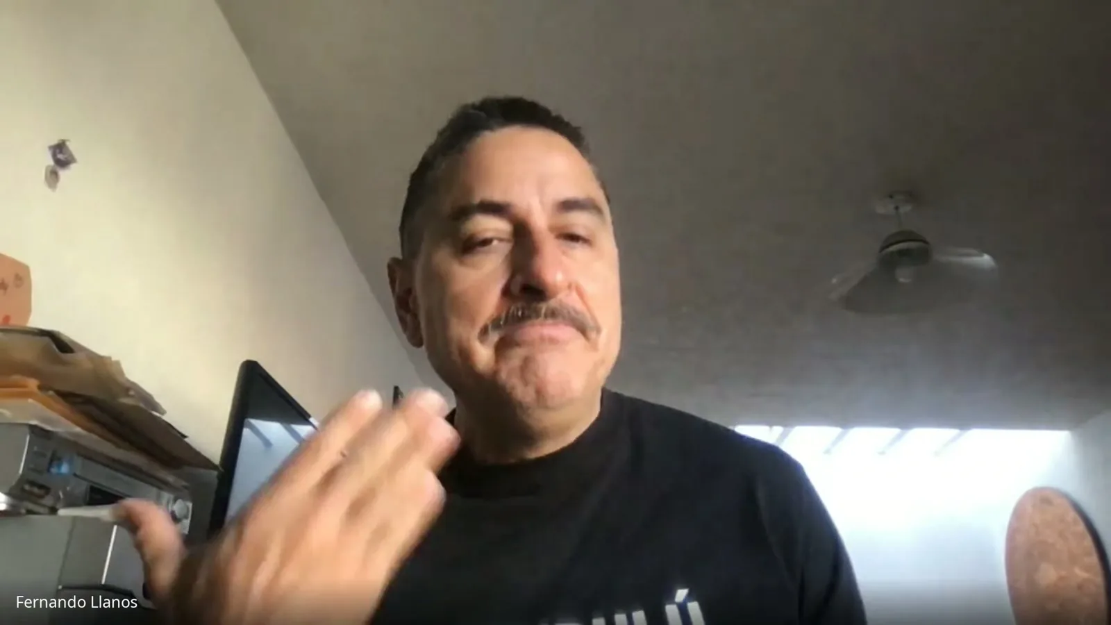 Fernando Llanos durante su conversación con 90 Millas Art Space