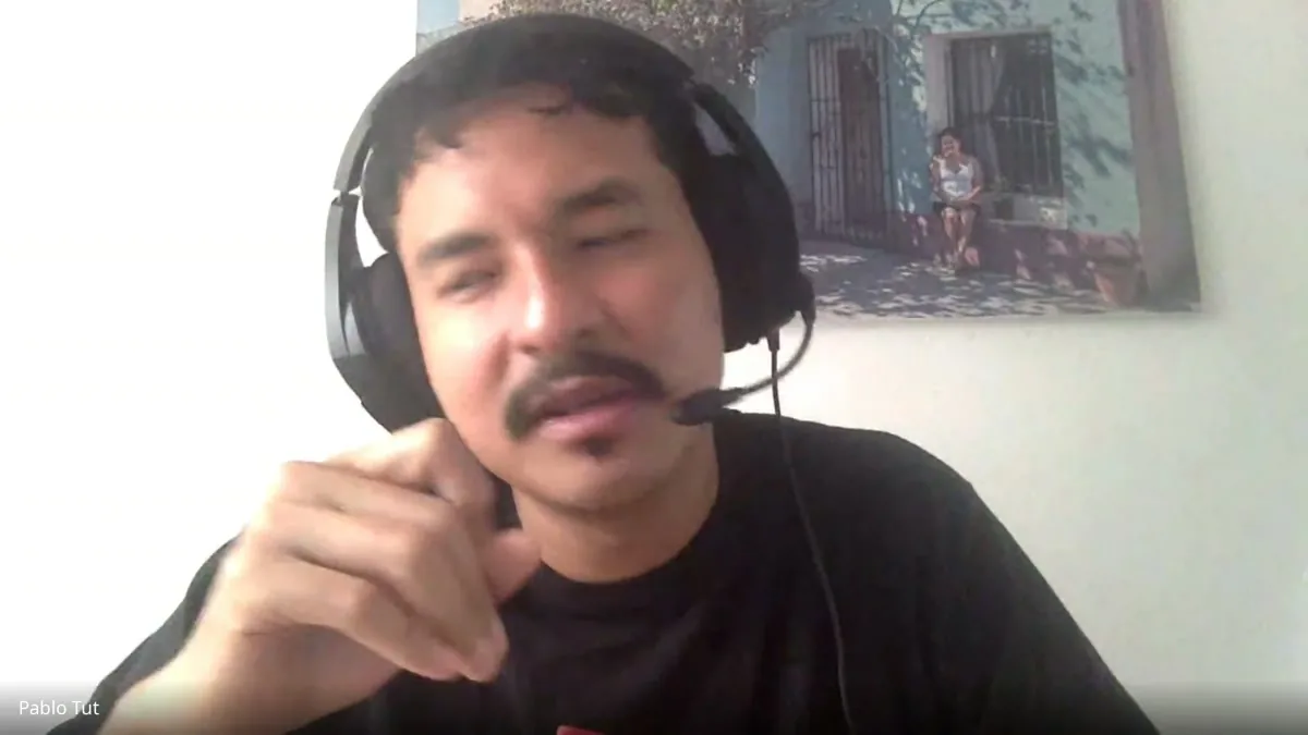 Pablo Tut durante la conversación con una obra visible detrás